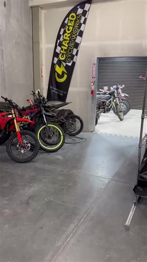 Reverse Burnout!! Time to start riding backwards on this ReRode Ewatt 2.0! @𝔐𝔞𝔰𝔬𝔫🔋 . #moto #electric #emoto #dirtbike #electricdirtbike #burnout