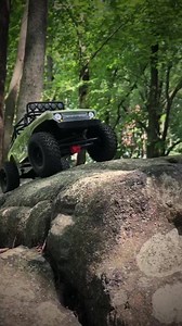 Rule the rocks with some attitude! The SCX10 II Deadbolt combines rugged good looks with the exceptional handling of the trail-ready SCX10 II chassis, giving you a rig that’s got both charisma and competence. Here in this video we’ll take a closer look at the Deadbolt body. It is painted in an olive drab paint scheme while keeping the original features you’ve come to love about it; narrow stance, bulging hood, realistic driver figure and exterior cage complete with light bar (LED lights sold sep