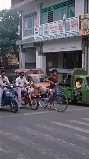 THE ATMOSPHERE OF GAJAH MADA STREET IN THE OLD TIMES