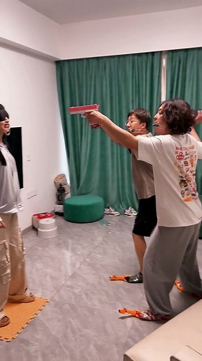 Screaming chicken blindfolded and beating people challenge, like shooting dragonflies when I was a child! 尖叫鸡打人挑战！#2023 #sharehide #Putaway #Screamingchicken #screamingchickens #尖叫鸡 #尖叫鸡打人挑战 #funnyvideosforyou