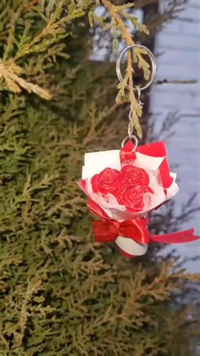 Iqra's Art on Instagram: "Bouquet keychains Dm for orders #handmadewithlove❤ #bouquet #artist #smallbusinessowner #dmfororders📥"