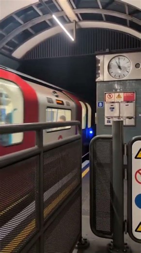 victoria line departing vauxhall station