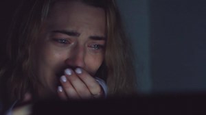 Social Media Star lernt die dunkle Seite des Internets am eigenen Leibe kennen im ersten Trailer zu "Shook". | Moviebreak