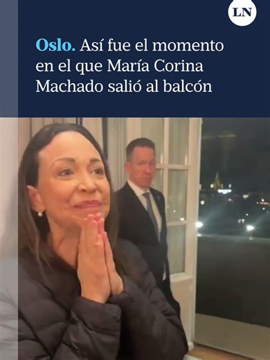 Pasadas las 2:20 del jueves en Noruega, María Corina Machado salió al balcón del hotel a saludar a las miles de personas que estaban a las afueras, mientras sonaba el himno venezolano y al grito de “libertad”. La ganadora del Premio Nobel se mostró conmocionada por el apoyo y bajó luego para encontrarse con sus seguidores. Incluso se saltó el protocolo y trepó las vallas que habían puesto los miembros de seguridad para estrecharle la mano a quienes fueron a respaldarla. Machado no aparecía en pú