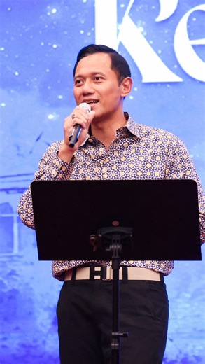 Di SBY Music Studio, Cikeas pada Minggu malam suasana terasa begitu teduh. Saya berkumpul bersama keluarga dan sahabat untuk berbuka puasa bersama. Momen ini menjadi sangat berkesan karena kami berkesempatan mendengarkan kontemplasi Ramadhan dari Bapak SBY, yang berbagi kisah tentang akar religiusitas beliau yang tumbuh di lingkungan Pesantren Tremas, Pacitan, dan Gontor. Beliau mengajak kami merenungkan kembali “the meaning of life” melalui tiga dimensi utama: ibadah sebagai landasan hamba Alla