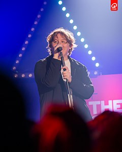 356K views · 4.4K reactions | Wanneer Lewis Capaldi voor het eerst hoort over onze kersthit 'Flappie'. ‍ #cultureelerfgoed #theqube | Qmusic - Nederland | Facebook