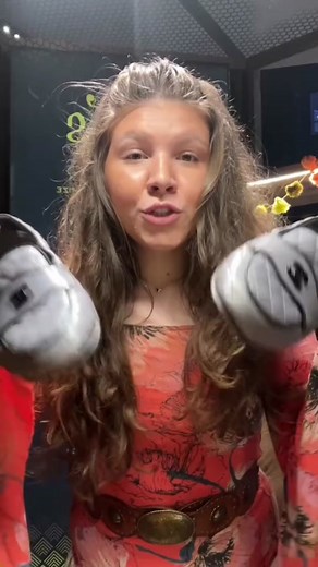 Is your heel constantly slipping out of your shoe? This is a simple soultion to a big problem! All you need is a tongue pad 😝 #shoehack #shoetip #shoeproblems #heelslipping #loafers #sneakers #designershoe #shoerepair #CelebrarDeMulherParaMulher