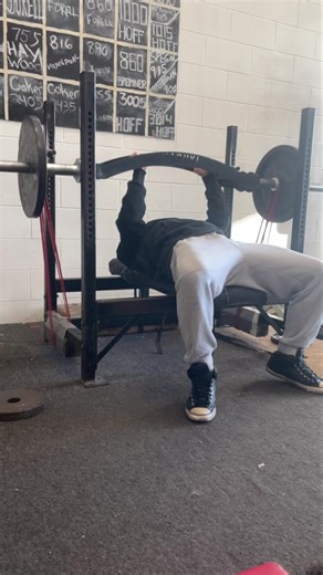 🔺Speedy Kadillac Benching 🔺 Here is @danteleonbjj is performing his speed bench using the @kabukistrength Kadillac Bar on his combined DE training day. 🔺 For grapplers, it’s paramount to be fast and explosive. The Dynamic effort bench is used to increase a fast rate of force development. For BJJ athletes, rotating the Kadillac bar is great for the shoulders as it allows the athlete to have better movement mechanics as the bench. When performing this movement change your grip every 3 sets.💪 �