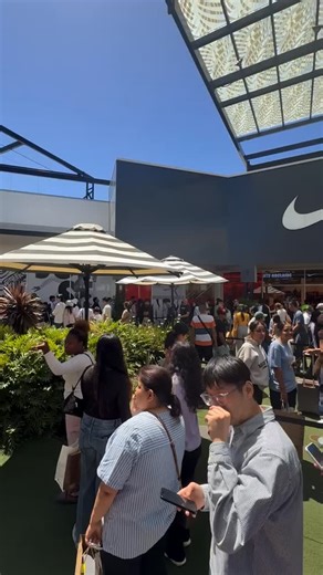 Trusted news for Adelaide and SA on Instagram: "More than 10,000 shoppers had flocked to Harbour Town by 10.30am to cash in on Boxing Day sales - filling the outlet centre’s carpark to capacity which saw long traffic queues and shoppers being forced park on the roadside of Tapleys Hill Rd or nearby streets 😲⁣ ⁣ 🛍️ 👉 Find out the best Boxing Day deals in Australia for 2025 at the link in bio."