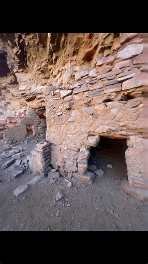 Hidden north of Globe, AZ, the Coon Creek Ruins sit tucked high along the canyon walls inside Tonto National Forest… and getting to them is part of the adventure. If you’re thinking about finding them, here’s what actually helps: • Closest city: Globe, Arizona • Access: FR203 → FR1076 (high-clearance 4x4 recommended) • Service: no cell signal once you drop into the canyon • Navigation: download offline maps before you go • Terrain: steep, loose, unmarked. • History: likely built by the Salado pe