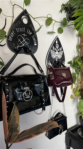 Lilith Goth Garden on Instagram: "Bienvenidxs a la nueva casa de Lilith, Goth Garden 🖤 Arte oscuro, piezas únicas y magia en cada detalle🌙 #lilithgothgarden #gothdecor #darkdecor #darkaesthetic #gothicstyle"