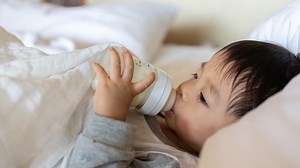 Puede ser peligroso: la FDA advierte sobre riesgos de darles fórmula casera a los bebés