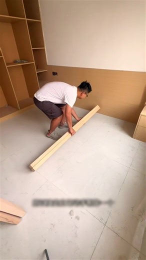 🛏️ Cama flotante que no es truco No flota por magia ni por luces LED, flota porque la estructura está bien pensada. Patas retraídas, anclaje real a muro y uniones ocultas que reparten el peso como debe ser. Lo visible decora, lo invisible manda. 💬 Comenta PLANOS #carpintería #diy #bricolaje #hogar #carpinteríaconcorazón