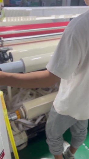 Let's take you to the production site of the color-changing film|||Here is the slitting workshop, where a 600-meter large roll is cut into 18-meter small rolls. The last step is packaging and shipping.#WindshieldFilm #GlassProtectionFilm #TPUFilm #ImpactTest #AutoGlassProtection WhatsApp： 86 15302382356 Email：cathy@cowallpaper.com Official Website: www.kunlinfilm.com