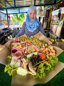 #machang Setiap Bini kena mari sini dengan Keluarga. Sebab nama kedai pun Restoran Colek Bini, Kedai ni memang kegemaran para isteri sebab banyak sangat colek dia. Tak perlu tunggu bulan ramadhan dah loni. Colek campur kelate ada sepanjang tahun di sini. Tapi Terbaru Talam Colek Bini yang terbesar Bey La pernah jumpa. Satu talam tu ada semua jenis laulk dak colek-colek. Boleh makan dalam 4-7 orang. Dalam Talam Colek Bini ada Seafood celup Tepung Daging Danok Colek Buah Popia Miang Pla Somtam Jem