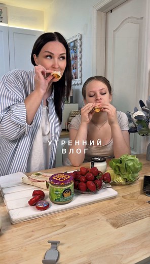 Friday morning in New York ☀️ Making breakfast with my daughter and enjoying a slow start to the day with @Glacier Fresh ✨💧☺️ #GlacierFreshFilter #GlacierFreshC03 #puremetime #анарони #мамадочка