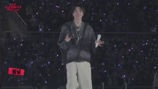 A reação de cada um cantando Spring Day CHEIOS de saudade e olhinhos brilhando, os VMin dançando felizes …. Nada é capaz de explicar o que deve ter se passado na cabecinha deles nessa hora.