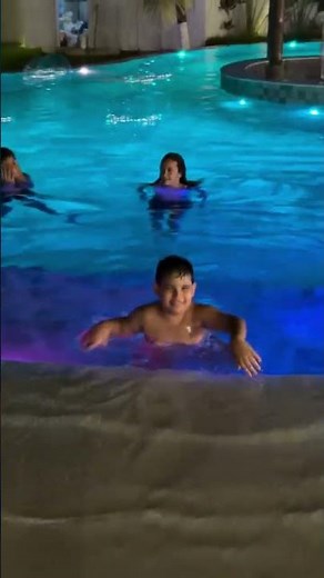 Natanzinho Lima showing the boys in the pool 👏