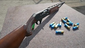 M3000半自动霰弹枪，加装蓝色12号口径霰弹，靶场射击测试
