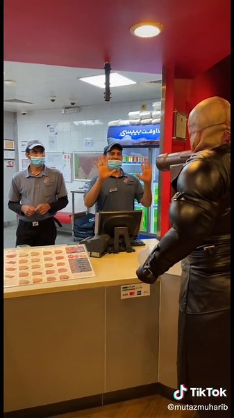 Nemesis Resident Evil Cosplay: Halloween Pizza Tutorial