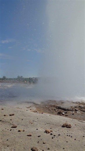 Getting soaked at Strokkur geyser in Iceland. アイスランドのストロックル間欠泉で、びしょぬれになる