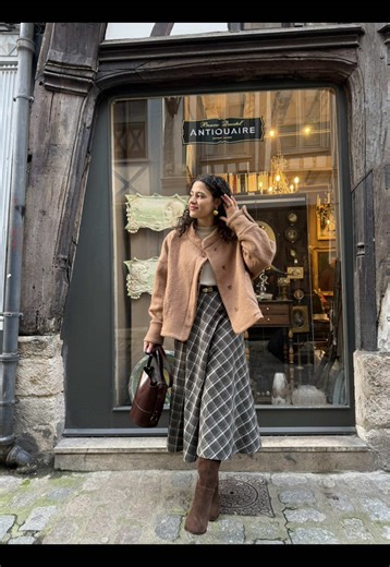 ✨ Alors cette jupe … vous en pensez quoi ? ☕️ Je suis vraiment fan du rendu de ce look. Tellement que j’ai déjà commandé un tissu pour m’en coudre une autre 🤭 Il s’agit du patron gratuit La jupe @ledressingdecindy , version longue ! Franchement, il est hyper rapide à coudre et super accessible. Le point le plus technique : c’est la pose de la fermeture invisible, donc si tu sais faire, tu peux te lancer à l’aise ! Pour le tartan, j’ai pioché dans mon stock un tissu de chez @lescouponsdesaintpie