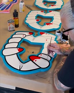 Watching these signs get custom made by hand is seriously impressive! 🅿️🚸 | UNILAD