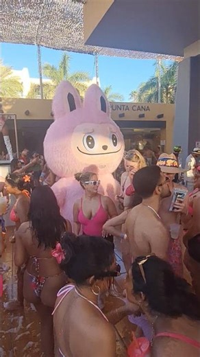🔥 CRAZY Pink Party at Riu Santa Fe with La Bubu! 🎉 #Shorts