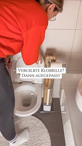 Vergilbte Klobrille ganz einfach reinigen einfach in die Badewanne legen, mit einem Spülmaschinentab circa 30 Minuten einwirken lassen und alles gelbe ist weg. Wenn man keine Badewanne hat, kann man auch Natron ein bisschen Wasser mischen diese dann auf die Klobrille geben einwirken lassen und im Anschluss abwischen. Zum wieder finden der Tipps Speicher dir das Video gerne ab und für mehr Tipps folge mir gerne 🖤 #haushaltstipp #putzen #putztipps #tippsundtricks #klobrille | liesa_maier