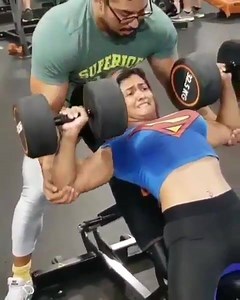 Supergirl workout — 32.5kg each dumbbell. 🔥🙌 - 🎥: @girlgotgunz | Fitness & Bodybuilding Lifestyle
