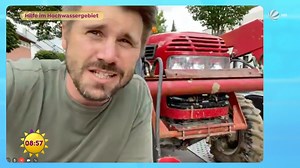 Die Lage in den Hochwassergebieten bleibt kritisch. Moderator Thore Schölermann ist vor Ort, um beim Aufräumen zu helfen. 🚜 Uns schildert er seine Eindrücke. Das #FFS seht ihr von Montag bis Freitag - ab 05:30 Uhr in SAT.1! #AusderSendung #watch | SAT.1 Frühstücksfernsehen