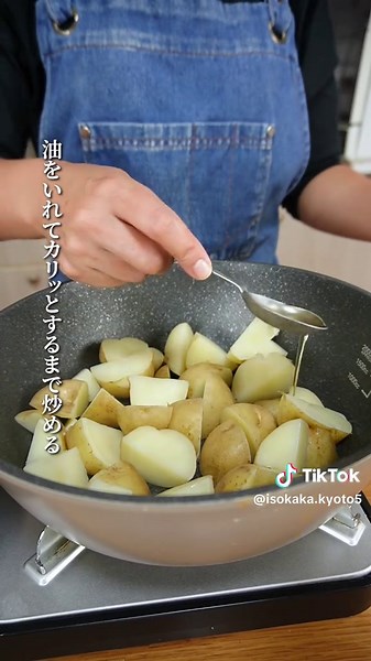 \\\\え？！作り置きもいけるの？👀「絶対おいしい味噌ポテト」// 今日はジャガイモを味噌で炒めてみませんか？ゆでたてをカリッと炒めて調味味噌を合わせるだけなので簡単✨なのに、あとひく美味しさです︎👍🏻 ̖́- 味噌のコクでおもわずご飯おかわりしちゃいますよ。 味噌ポテト 材料 (4人前) じゃがいも((男爵) 500g ○味噌 100g ○きび砂糖 大さじ2~3 ○すりおろしにんにく 1かけ ○すりごま 大さじ2 ○みりん 大さじ1 (上5つを混ぜてから加えた方が混ぜやすい) 油 大さじ2 ねぎ2本 作り方 下準備 ねぎを刻んで○をあわせておく。じゃがいもはよく洗って皮付きのまま大きめ1口サイズに切り、5分ほど水にさらす 1.鍋にじゃがいもをいれて水をひたひたまでいれて蓋をし、加熱する(沸騰してから5分位) 2.スっと串が通るまで柔らかくなったら鍋からお湯をすて、油で表面がカリッとするまで4分ほど炒める 3.○を2にいれて鍋のままでからめる。 ポテトサラダのようにじゃがいもがくずれてきて大丈夫🙆🏻⸝⋆ むしろ冷やしてたべると和なポテトサラダとして命名したくなる美味しさ🤤冷