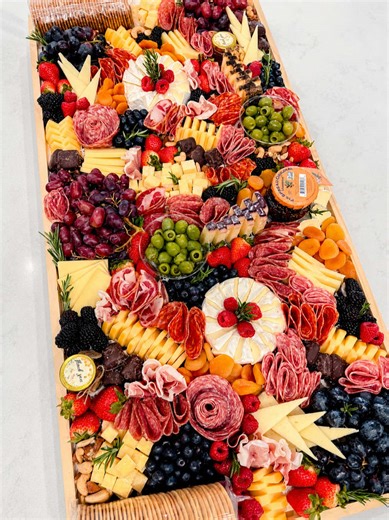 A thoughtfully curated board for 15 guests, perfect for corporate moments that deserve something elevated. Leave it to us, we’ll handle the details and create a spread that looks as good as it tastes ✨ Send us a message for a personalized quote 🐝 #BeeGrazing #CorporateCatering #GrazingBoard #UtahEvents #CharcuterieArt