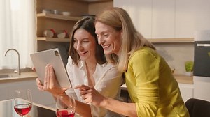 Women Couple Sitting Kitchen Use Tablet Stok Videosu (%100 Telifsiz) 3437199239 | Shutterstock