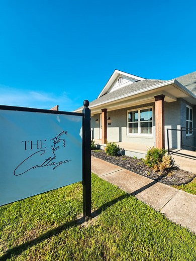 Add this one to your list of beautiful places to stay in Arkansas!! ✔️ 📍The Cottage, Mountain Home, Arkansas https://www.airbnb.com/users/150153357/listings #arkansas #mountainhome #cottagestay #cottagestaycation #stays #airbnbfinds | Arkie Travels