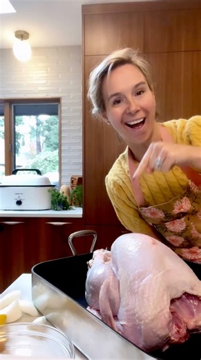 28 reactions · 11 shares | We’re taking all the holiday cooking tips early this year!  @itsnicolejaques shares her top 5 turkey tips starting with an ingenius hack: using carrots and celery in place of a roasting rack. 六‍ Get geared up for the biggest cooking holiday of the year at the link in bio. 欄 | Hedley & Bennett | Facebook