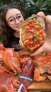 Incrível linda garota chinesa cozinhando comida e comendo parece tão gostoso | Sincero TV