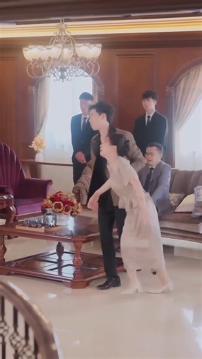 He called her a monster for loving him too much—now he begs to be trapped in her love forever | Eine Gruppe reifer Frauen auf der Suche nach einem Date