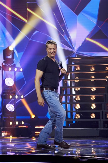 Steph Carse nous ramène dans les années 90 avec le cadeau parfait: un petit Achy Breaky Dance! 🕺 De la scène à votre salon, avez-vous dansé avec nous? 🤠 ⎯⎯⎯⎯⎯⎯⎯⎯⎯⎯ 🎭 Chanteurs masqués 📺 Dimanche 19h | TVA et TVA #ChanteursMasqués | Chanteurs masqués