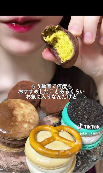 トゥンカロン×ドバイチョコ餅のセットがご褒美レベルで美味しくて最っ高🥹 初めてトゥンカロン食べたんだけど、中のクリームが超分厚くて濃厚で1個1個食べ応えありすぎた🫪 ドバイチョコ餅は何回食べてもほんっとに美味しくてまだ食べたことない子はほんとに食べてみて欲しい…！ 自分のご褒美にも最高だからぜひ試してみて✨️ #トゥンカロン #ドバイチョコ餅 #ドバイチョコ #asmr #マカプレッソ