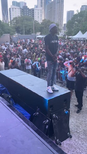 Skillibeng alongside Jada Kingdom Shake it a Shake #dancehall #reggae #skillibeng #jadakingdom 🇯🇲