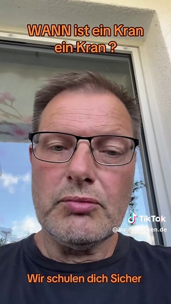 Wann ist ein Kran ein Kran? Viele Unternehmer unterschätzen ihre Krananlagen. So gibt es zum Beispiel auf Pritschenfahrzeugen oft ein Schwenkkran. Der kann rauf runter und nach links und rechts schwenken. Das ist ein Kran. Hierfür benötigst du ein Bedienerausweis für Krananlagen. Wir bilden dich aus in allen Krananlagen wir sind aber auch dein Ansprechpartner, für Ladungssicherung, Bediener, Ausweise für Stapler, Flurförderzeugen, Teleskopmaschinen wie zum Beispiel Manitu, Hubarbeitsmaschinen, S