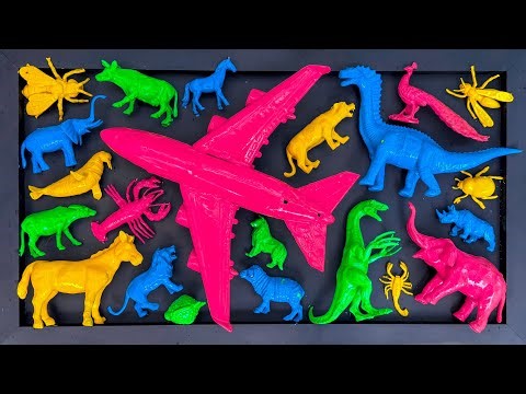 Membersihkan mainan hewan,gajah, kuda, dinosaurus, sapi, merak, harimau, dan domba