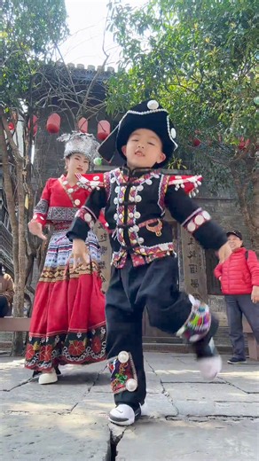 Have you ever seen such adorable dance? A young boy showcased a traditional #Chinese #folk dance in Ancient Town of Fenghuang (#HunanProvince). His endearing performance is so wonderful, captivating all who beheld it. | T-Time HK