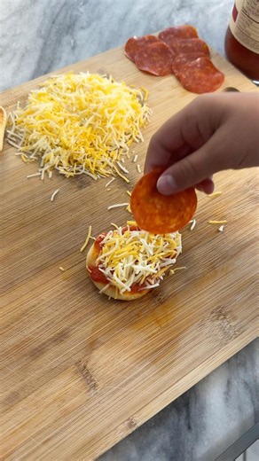 Mini Naan Pizzas in the Air Fryer! 🍕 #minipizzas #lunchideas #lunchboxrecipe #lunchboxideas