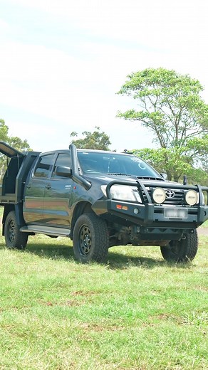 Mean stance, clean finish. Deluxe Alloy Tray half canopy/locker combo on a Hilux that’s ready to get stuck into work or play. #toyotahilux #utetray #lockerboxcanopy #4x4australia #4wdaustralia | DMW