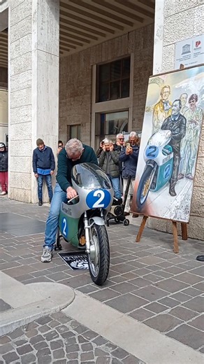 Il "canto" della Benelli 350 da Gp di Renzo Pasolini, che questa mattina si è esibita a Pesaro per le celebrazioni del (non) compleanno del compositore Gioachino Rossini. Che sound!! Che spettacolo!! | Moto Club Tonino Benelli di Pesaro