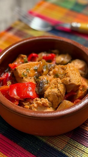 🍗 Пилешка кавърма Класика, която винаги ухае на неделя. Крехко пилешко, лук, гъби, червени чушки и домати – всичко събрано на едно място и запечено до съвършенство. Ароматът на чубрица, мащерка и вино прави тази кавърма неустоимо вкусна. 📌 Рецепта за 4 порции: • 1 кг пилешки гърди • 3 глави лук • 80 мл олио • 200 г гъби • 2 червени чушки • 200 мл доматен сос • 1 ч.л. чубрица • 1 ч.л. суха мащерка • 1 ч.л. червен пипер • 2 дафинови листа • сол и черен пипер на вкус • ½ връзка магданоз • 150 мл 