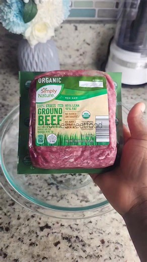 Do you actually read food labels? Here’s a simple way to check fast: Serving size first Ingredients list (first 3 are key) Limit added sugar & sodium Look for fiber & protein 👉 Short rule: fewer ingredients = better choice. #homesweetfood #healthtips #shoppinghaul #explorepage | Home Sweet Food TV