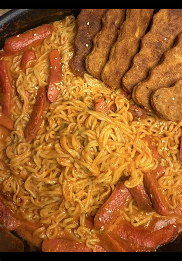 Pratik Noodle Tarifi ile Lezzetli Bir Sosisli Pasta